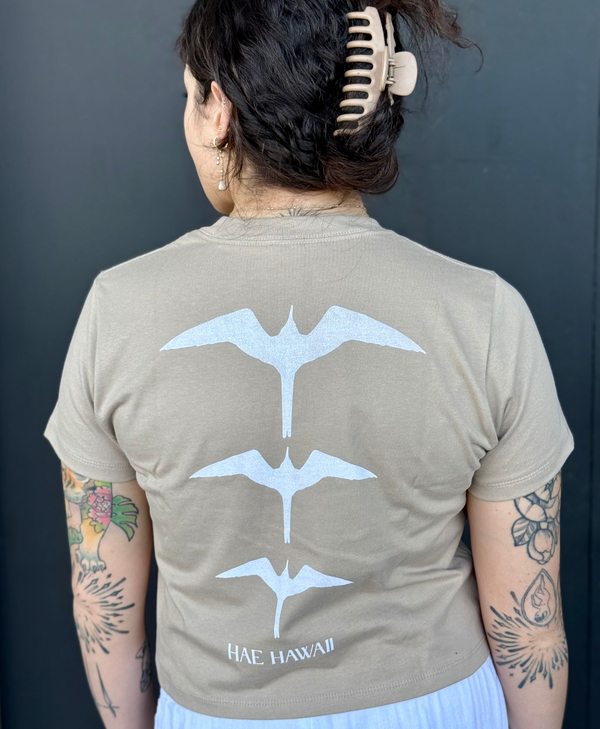 Aloha Nui 'Iwa Crop Tee in Tan